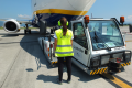 lavoro operai addetti bagagli Aeroporto Malpensa